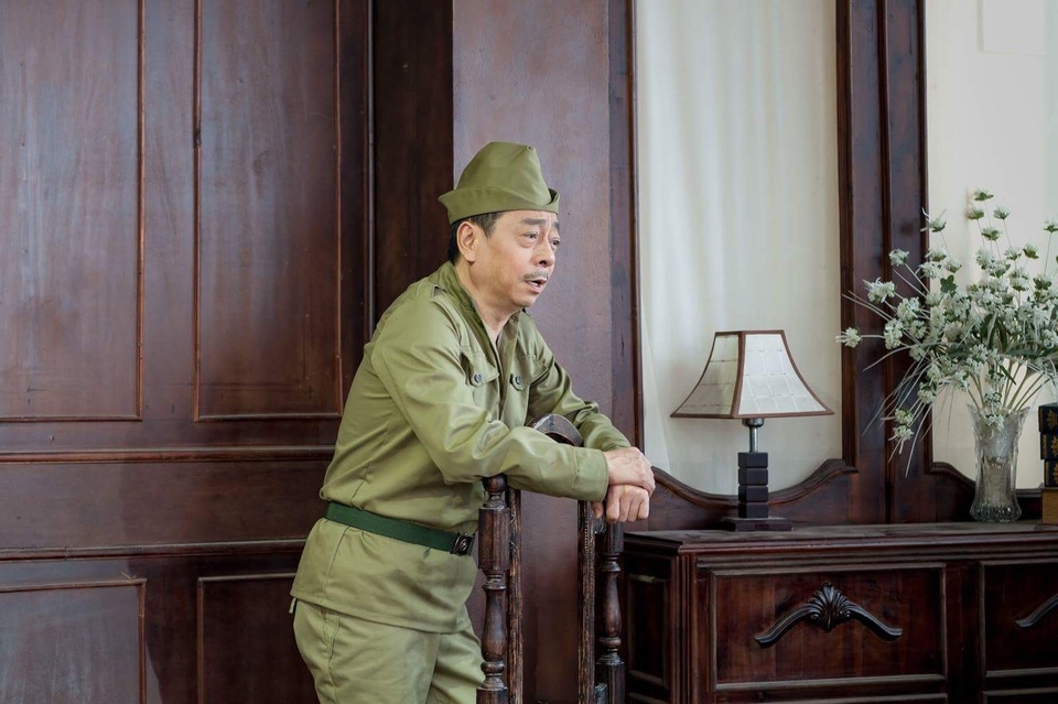 NSND Hoàng Dũng xuất hiện trong MV "Đôi bờ" - 2 NSND Hoàng Dũng xuất hiện trong MV "Đôi bờ" - 2