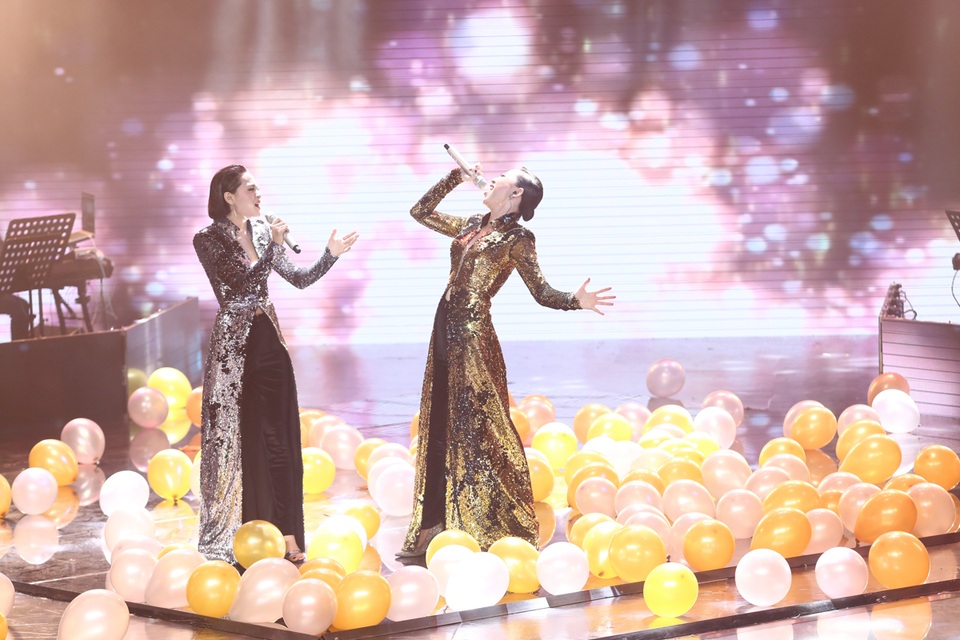 Đến phần song ca, Tóc Tiên và Hiền Hồ thể hiện ca khúc mang tên Hồn sáng tác Châu Đăng Khoa. Một ca khúc có thông điệp tươi vui với rất nhiều sắc thái đẹp của nụ hôn.