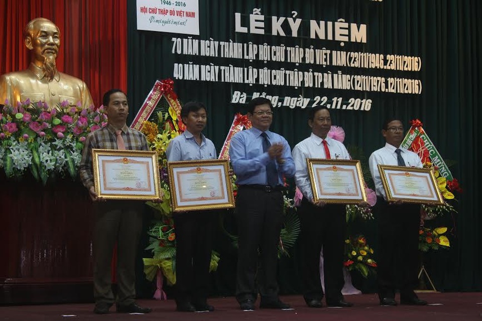 Những gia đình có dòng “máu nóng” - 1
Anh Thi Lý Bình (bên trái) nhận bằng khen của Thủ tướng Chính phủ vì công tác hiến máu tình nguyện