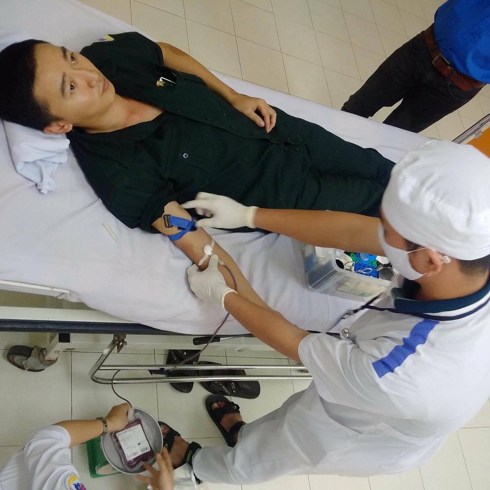 2 nhân viên bệnh viện hiến máu cứu sản phụ nguy kịch - 1 Nam nhân viên bệnh viện Đa khoa Khu vực cam Ranh có nhóm máu B hiến máu cứu sản phụ A. bị nguy kịch do mất máu