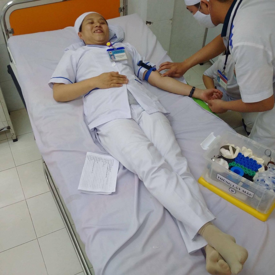 2 nhân viên bệnh viện hiến máu cứu sản phụ nguy kịch - 2 Cùng thời điểm đó, nữ nhân viên y tế này cũng hiến máu để truyền máu cho sản phụ A. đang nằm trên bàn mổ