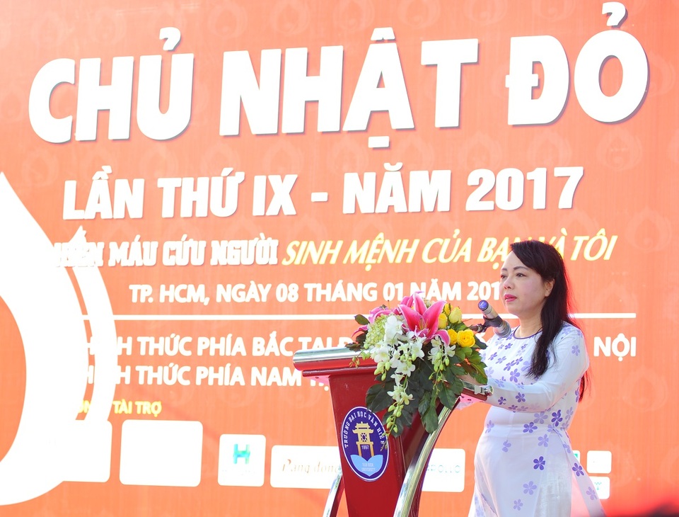 TPHCM: Hoa hậu Mỹ Linh cùng hàng nghìn SV hiến máu nhân đạo - 2 Bà Nguyễn Thị Kim Tiến - Bộ trưởng Bộ Y tế cho rằng hiến máu nhân đạo đã và đang trở thành nét văn hóa đầy tính nhân văn của mỗi người dân Việt Nam