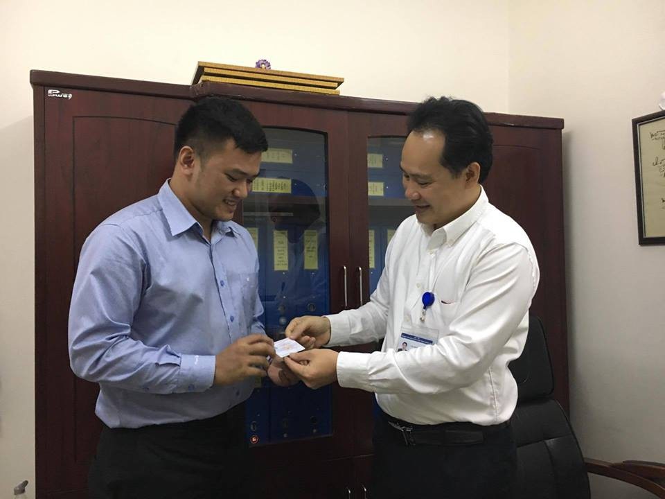 Gặp người bác sĩ tương lai luôn giữ bên mình “đôi mắt” của mẹ - 3
ThS. BS Nguyễn Hoàng Phúc - Phó Giám đốc Trung tâm Điều phối tạng Quốc gia hạnh phúc trao tấm thẻ Đăng ký hiến tạng mang tên Hoàng Thanh Tùng cho chủ nhân