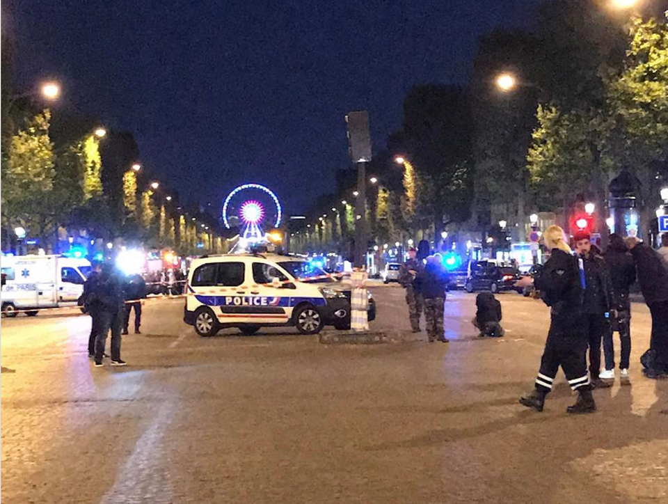 Tấn công khủng bố tại thủ đô Paris, 1 cảnh sát thiệt mạng - 6
Hiện trường ngay sau vụ tấn công. (Ảnh: RT)