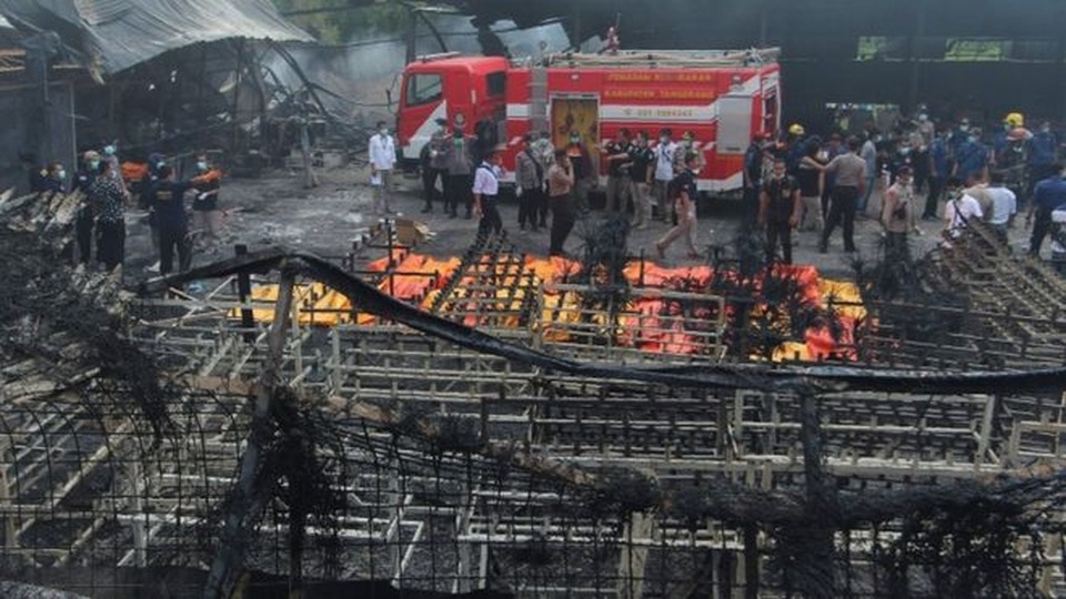 Nổ nhà máy pháo hoa Indonesia, gần 50 người chết - 1
Hiện trường vụ nổ (Ảnh: AFP)