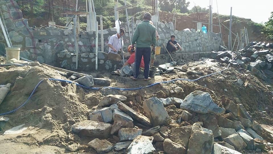 Kiểm tra việc xây dựng tại công trình có 40 móng biệt thự ở Sơn Trà - 1 Hình ảnh các công nhân đang thi công tại công trình khu du lịch Biển Tiên Sa được ông Huỳnh Tấn Vinh đăng lên Facebook sáng nay