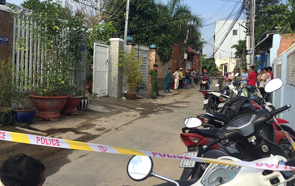 Hiện trường vụ cháy khiến 4 người trong một gia đình tử vong - 3
Vụ cháy khiến cả khu dân cư bàng hoàng, thương xót gia đình nạn nhân.