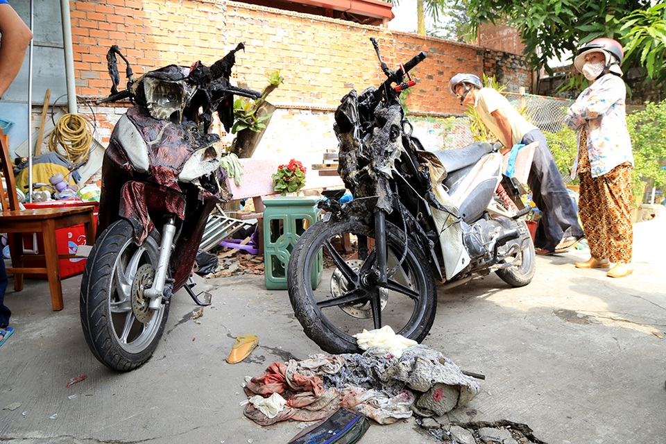 Vụ cháy khiến 4 người tử vong: Nạn nhân gặp nạn khi đang ngủ sâu... - 9 Hai chiếc xe máy hư hỏng.