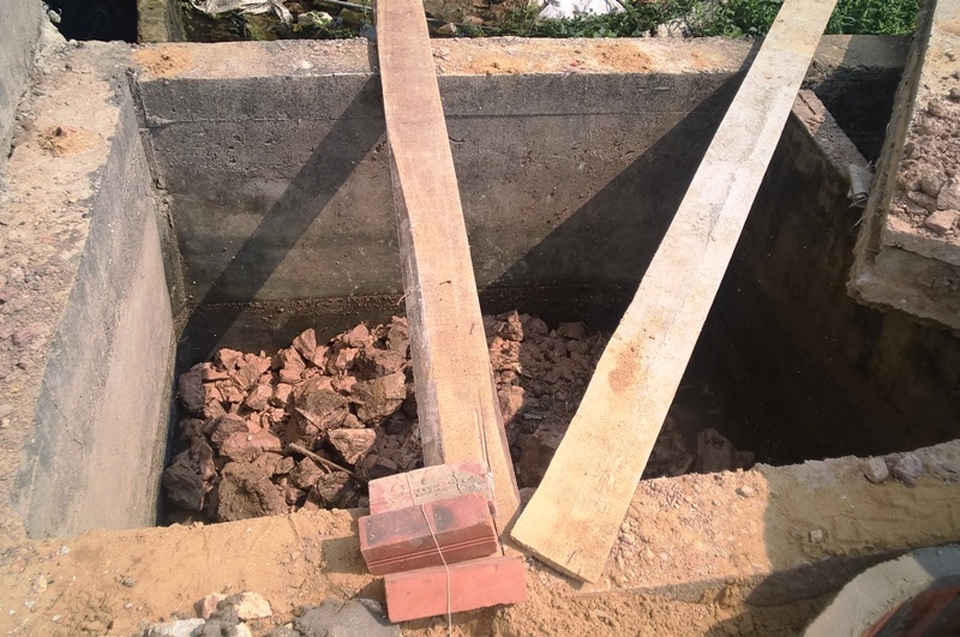 Nhiều tư trang đi kèm bộ hài cốt phát hiện trong bể phốt - 1 Hiện trường nơi phát hiện bộ hài cốt