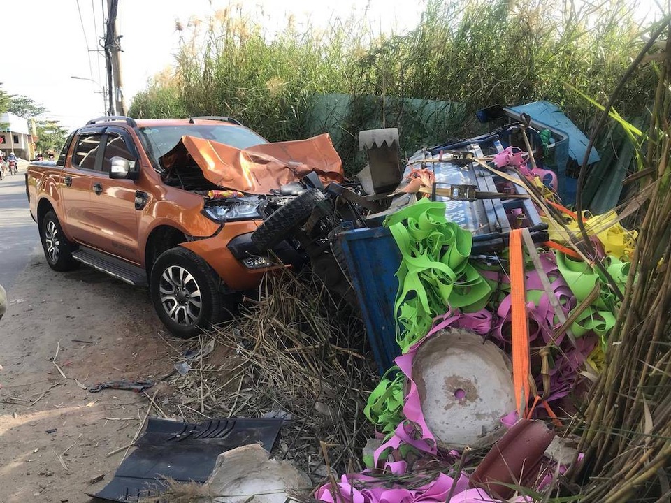 Xe bán tải lao qua đường đâm xe ba gác, 4 người thương vong - 2 Hiện trường vụ tai nạn