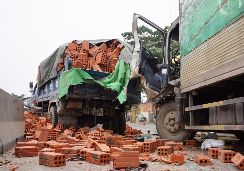 Hàng chục người dùng xà beng cạy cabin, cứu tài xế mắc kẹt - 1
Hiện trường vụ tai nạn