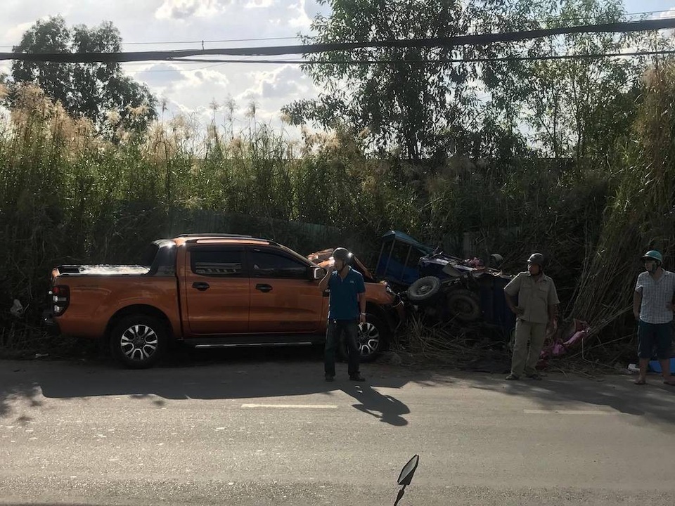 Xe bán tải lao qua đường đâm xe ba gác, 4 người thương vong - 1 Xe bán tải lao qua đường đâm xe ba gác, 4 người thương vong - 1