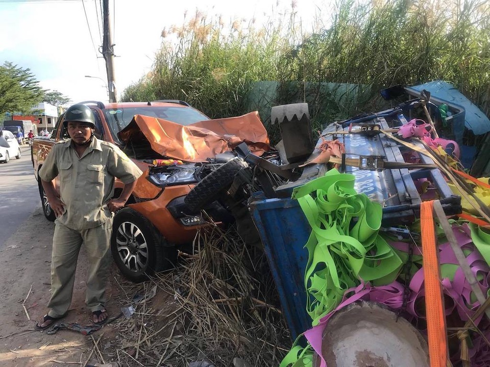 Xe bán tải lao qua đường đâm xe ba gác, 4 người thương vong - 3 Xe bán tải lao qua đường đâm xe ba gác, 4 người thương vong - 3