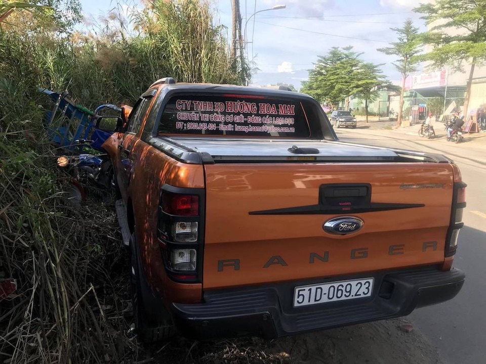 Xe bán tải lao qua đường đâm xe ba gác, 4 người thương vong - 4 Chiếc xe ba gác bị húc bay vào lề đường