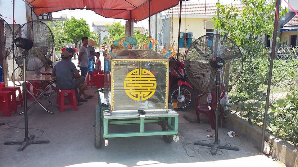 Em ruột chém vợ chồng anh trai thương vong - 1 Gia đình tổ chức đám tang cho ông Lung