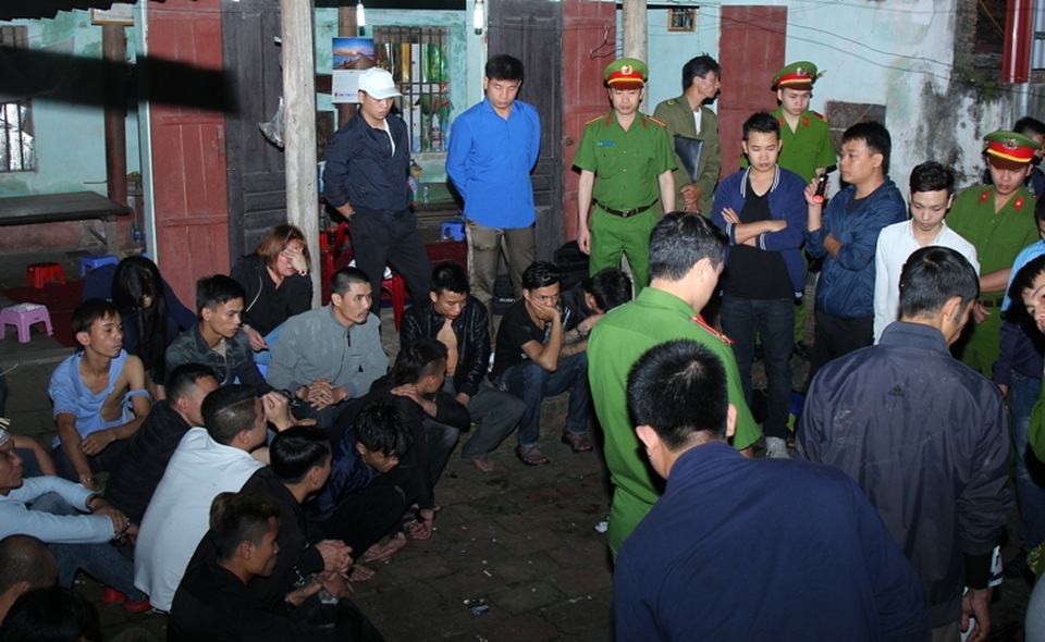Đột kích sới bạc, bắt 18 đối tượng, thu giữ hơn 230 triệu đồng - 2 Hiện trường nơi Công an đột kích sới bạc bắt giữ 18 đối tượng (ảnh: Công an Hà Nam)
