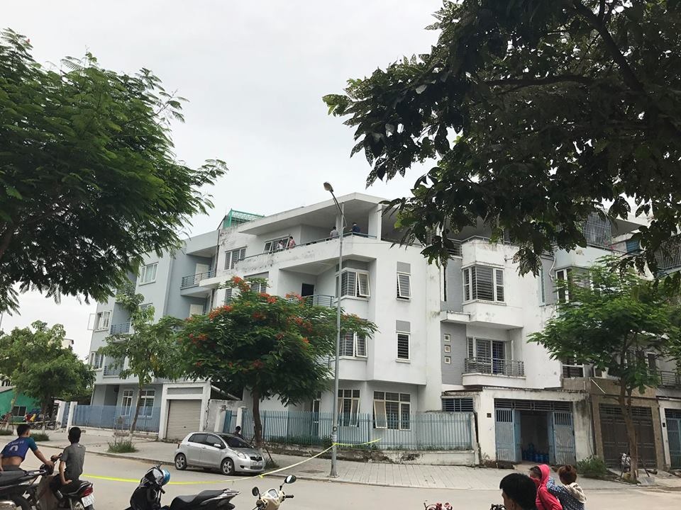 Phát hiện thi thể người trong ngôi nhà bỏ không ở khu đô thị Văn Phú - 1 Lực lượng chức năng đang khám nghiệm hiện trường vụ việc.