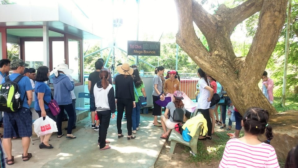 Đứt cáp trò chơi siêu nhún, nữ du khách ngã bất tỉnh - 1 Hiện trường trò chơi xảy ra tai nạn