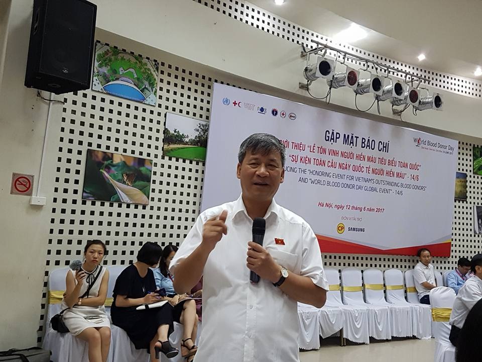 Chuyện của những người cứ “cho máu” là khỏe - 3 GS Trí chia sẻ, bản thân ông mỗi lần hiến máu đều thấy rất hạnh phúc vì giúp được người bệnh. Ảnh: H.Hải