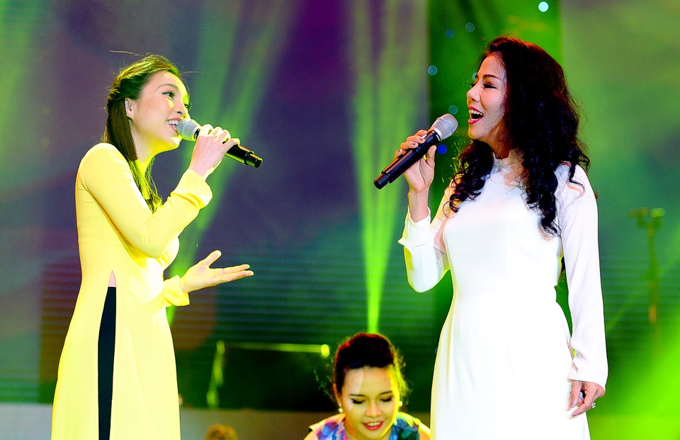 Phạm Phương lần đầu kết hợp cùng giọng ca Hiền Thục nhưng cả 2 đã có phần song ca ăn ý trong 2 nhạc phẩm Nguyệt ca - Quỳnh Hương.