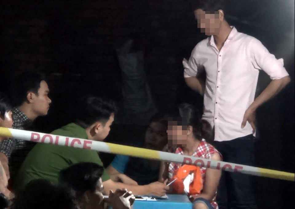 Đi chơi lễ về, bàng hoàng phát hiện mẹ chết trong tư thế treo cổ - 2 Lực lượng Công an lấy lời khai nhân chứng.