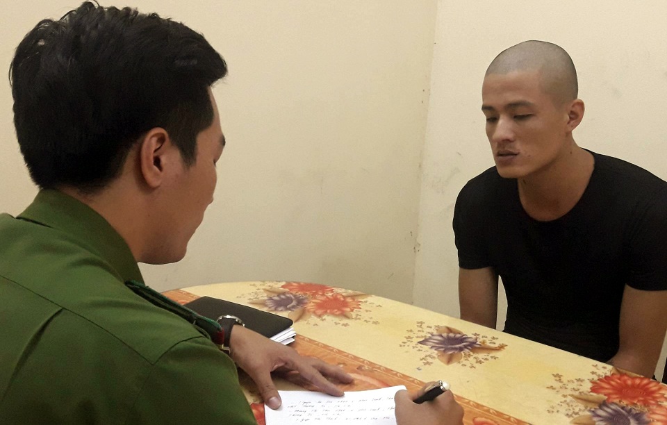 Cảnh sát lấy lời khai đối tượng Tạ Văn Tuấn.