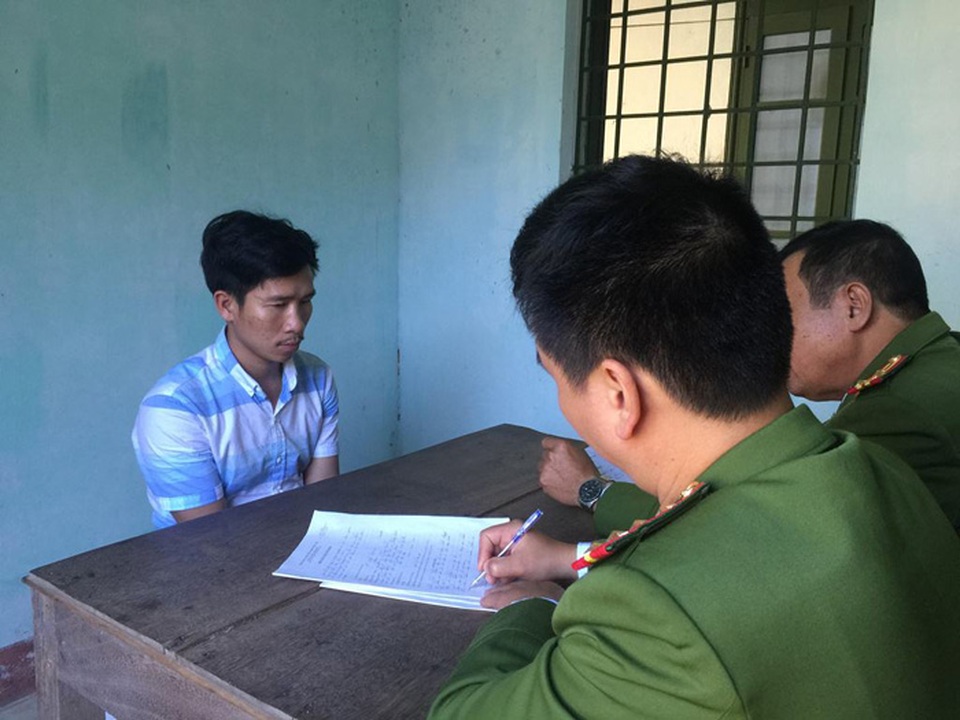 Nghi án ăn nhậu về hiếp dâm, giết em gái ông chủ - 2
Công an đang lấy lời khai đối tượng Thịnh
