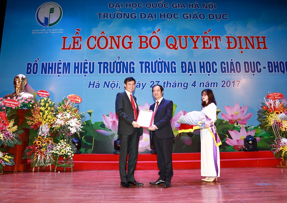 Bổ nhiệm GS.TS Nguyễn Quý Thanh làm Hiệu trưởng Trường ĐH Giáo dục - 1
Bí thư Đảng ủy, Giám đốc ĐHQGHN Nguyễn Kim Sơn đã trao Quyết định số 868/QĐ-ĐHQGHN ngày 15/3/2017 của Giám đốc ĐHQGHN bổ nhiệm GS.TS Nguyễn Quý Thanh giữ chức vụ Hiệu trưởng Trường ĐH Giáo dục.