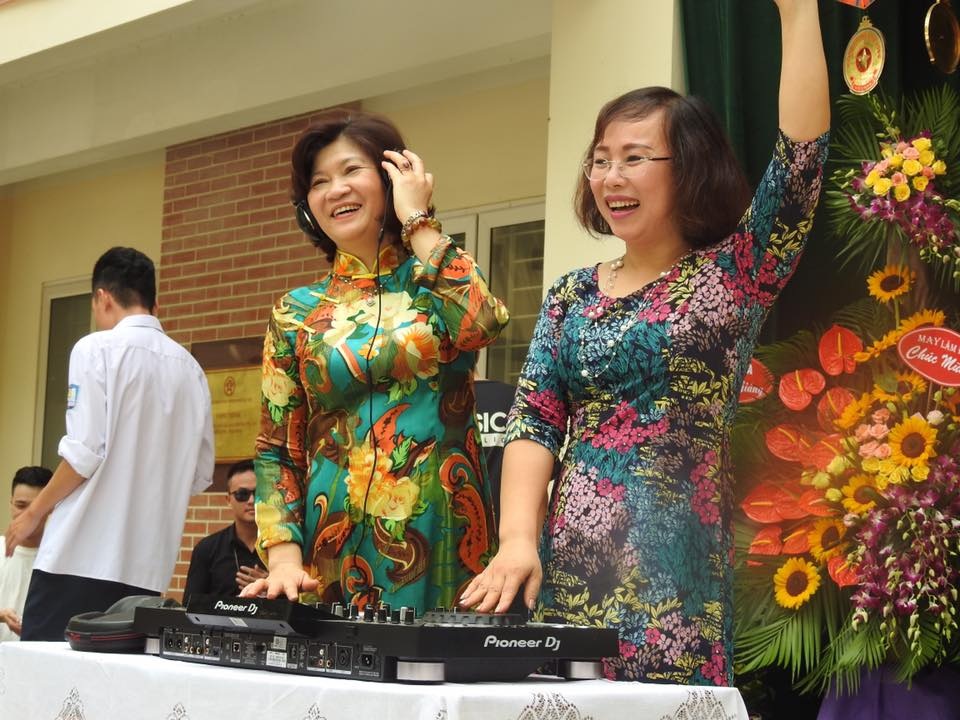 Cô Hiệu trưởng làm DJ chơi nhạc trong lễ chia tay học trò cuối cấp - 3 Khi bước vào phần hội, chia tay học trò lớp 12, cô Hiệu trưởng hóa thân thành một DJ