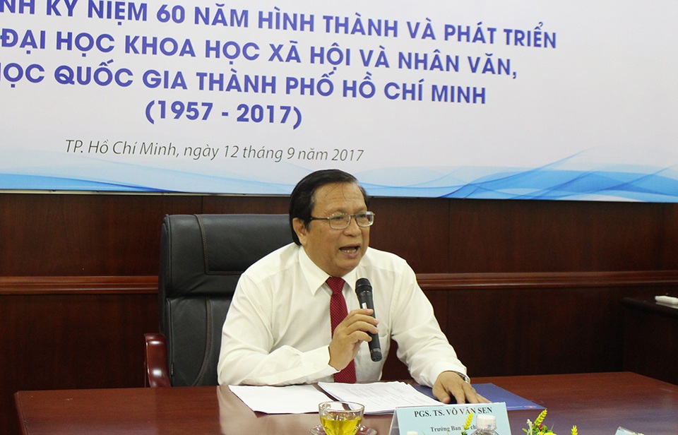 Khó cấm giảng viên “chạy sô” - 1 PGS.TS Võ Văn Sen chia sẻ trong buổi gặp gỡ báo chí về chương trình kỷ niệm 60 năm thành lập trường ĐH Khoa học xã hội và nhân văn (ĐH Quốc gia TP.HCM)