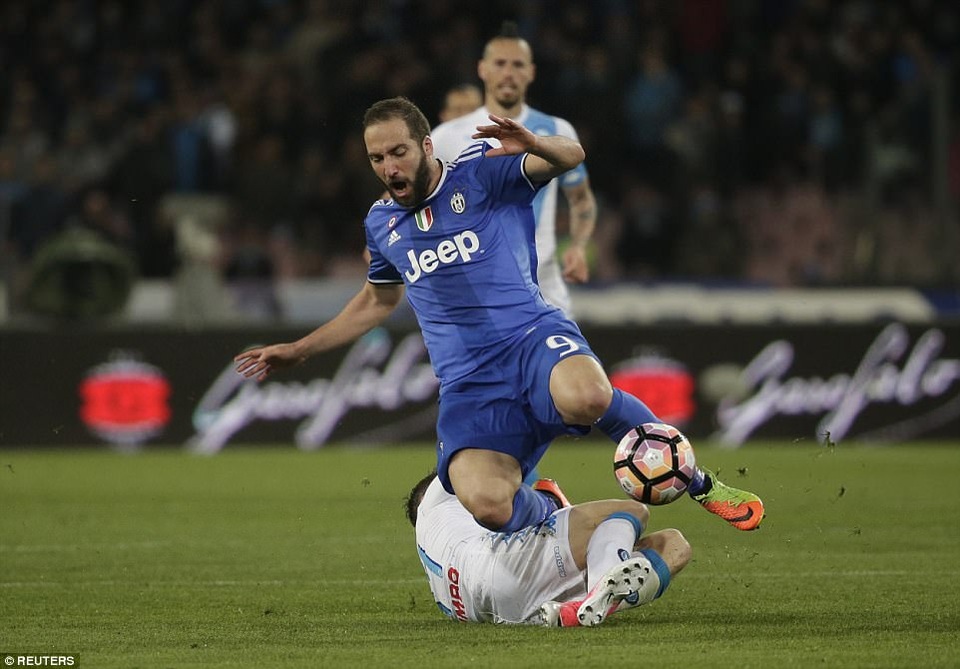 Higuain thi đấu nhạt nhòa trong ngày gặp lại CLB cũ