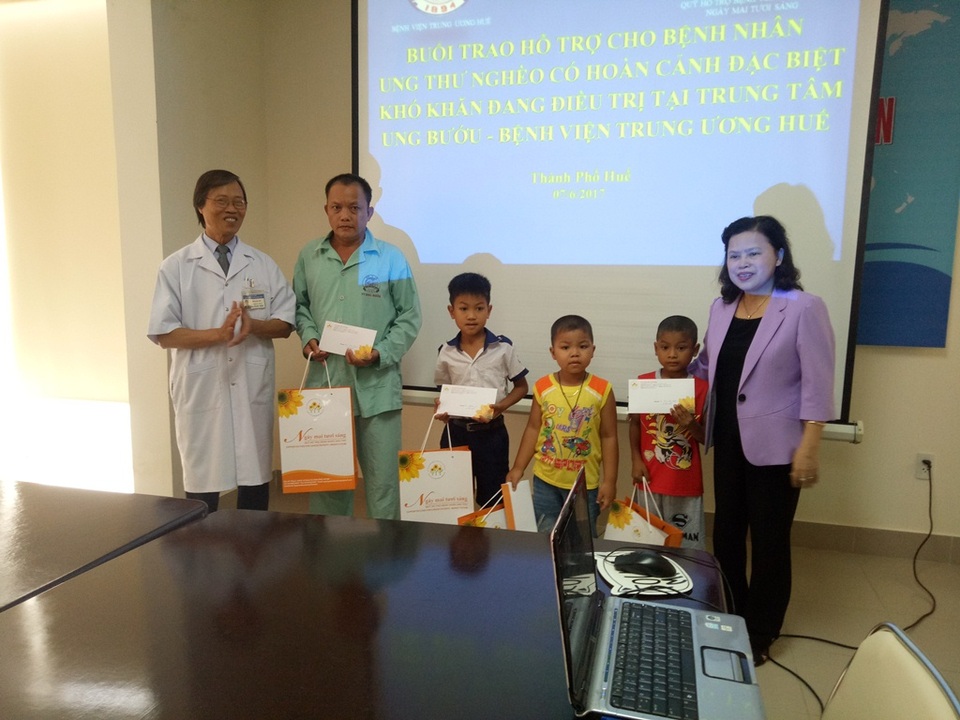 Trao nhiều suất quà cho bệnh nhân ung thư nghèo - 1 Trao nhiều suất quà cho bệnh nhân ung thư nghèo - 1
