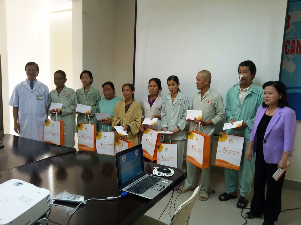 Trao nhiều suất quà cho bệnh nhân ung thư nghèo - 2 Các bệnh nhân lên nhận phần quà từ Ban tổ chức chương trình