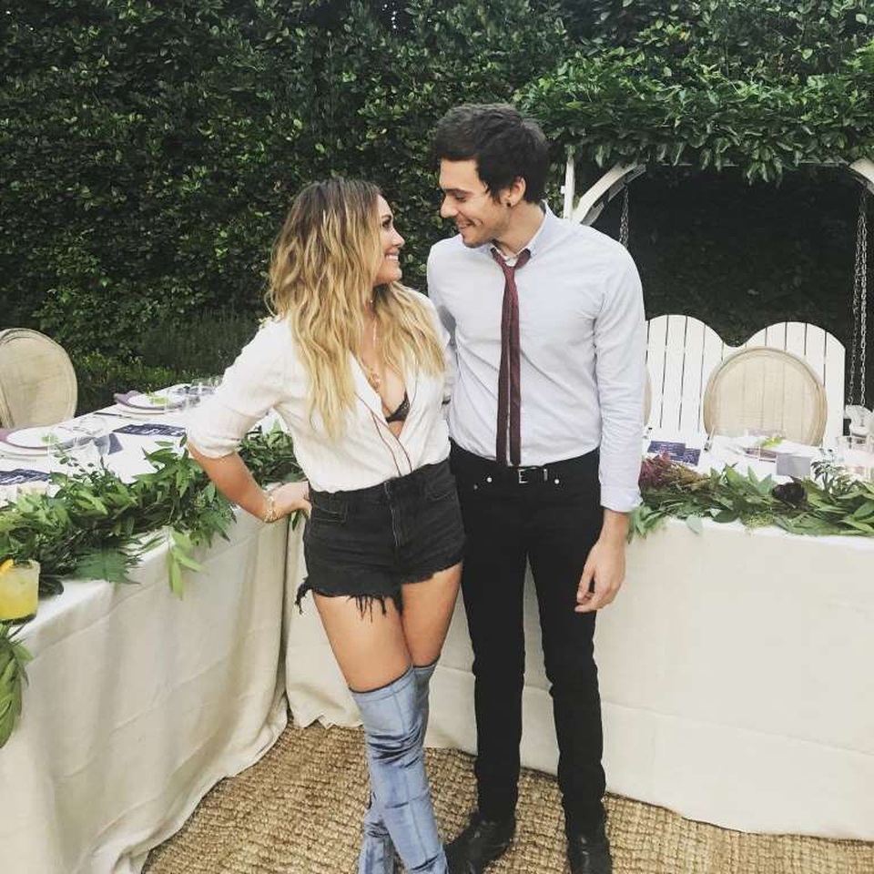 Hilary Duff tái hợp với “người cũ” - 1
Hilary Duff và người yêu cũ, Matthew Koma, hạnh phúc bên nhau trong tiệc sinh nhật lần thứ 30 của nữ diễn viên nổi tiếng.