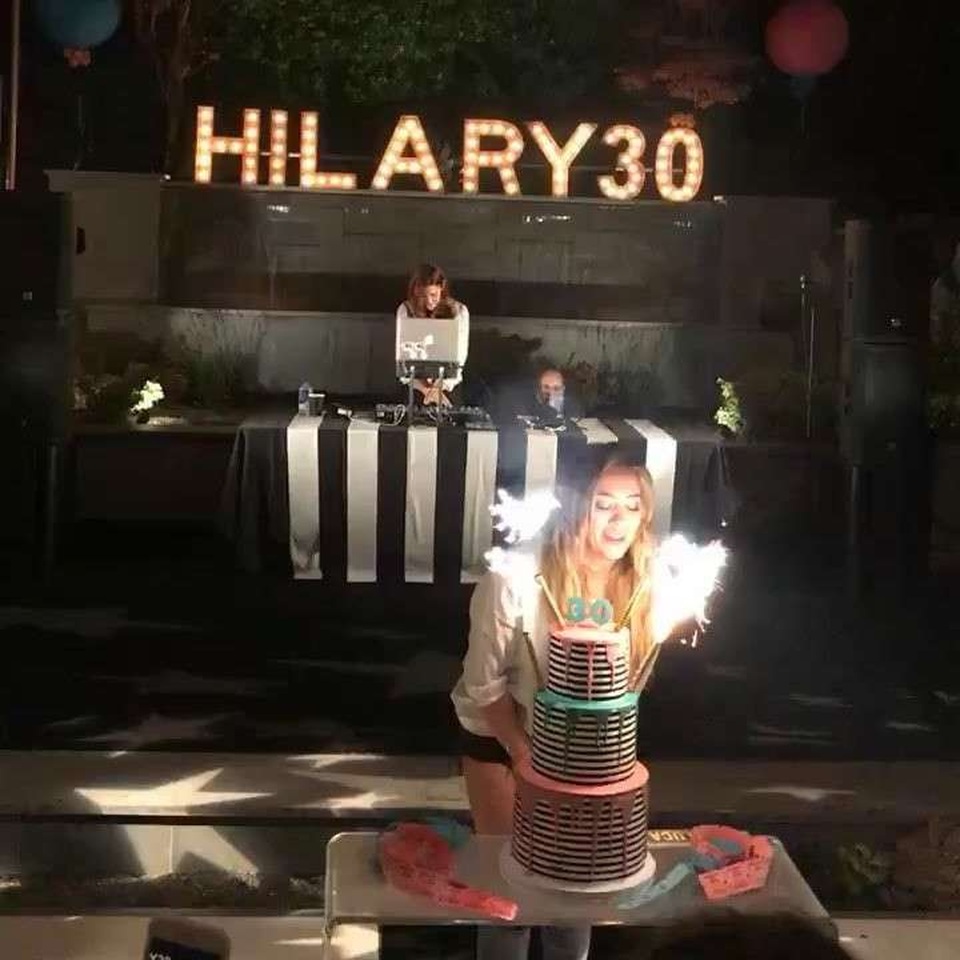 Hilary Duff tái hợp với “người cũ” - 3
Nữ diễn viên tóc vàng đã có một bữa tiệc sinh nhật đáng nhớ và hạnh phúc bên người thương yêu.