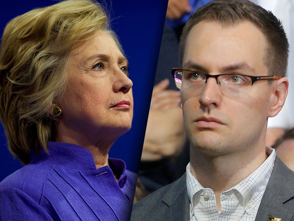 Cựu Ngoại trưởng Mỹ Hillary Clinton và Quản lý chiến dịch tranh cử Robby Mook (Ảnh; Reuters)