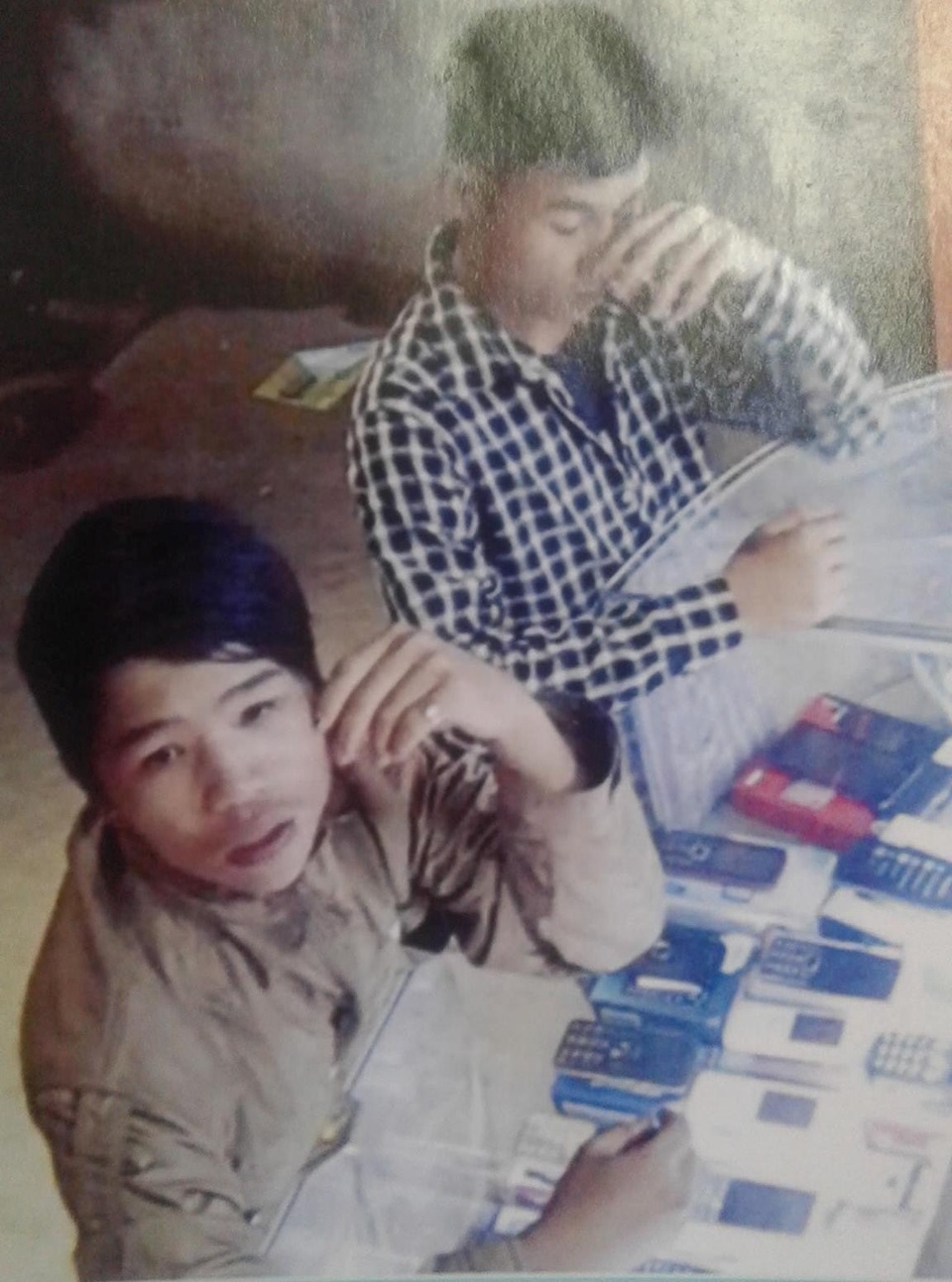 Thiếu tiền mua sữa cho con, vợ chồng trẻ rủ nhau đi cướp - 1
Dũng và Đạt tìm cách tiêu thụ tang vật tại một cửa hàng điện thoại