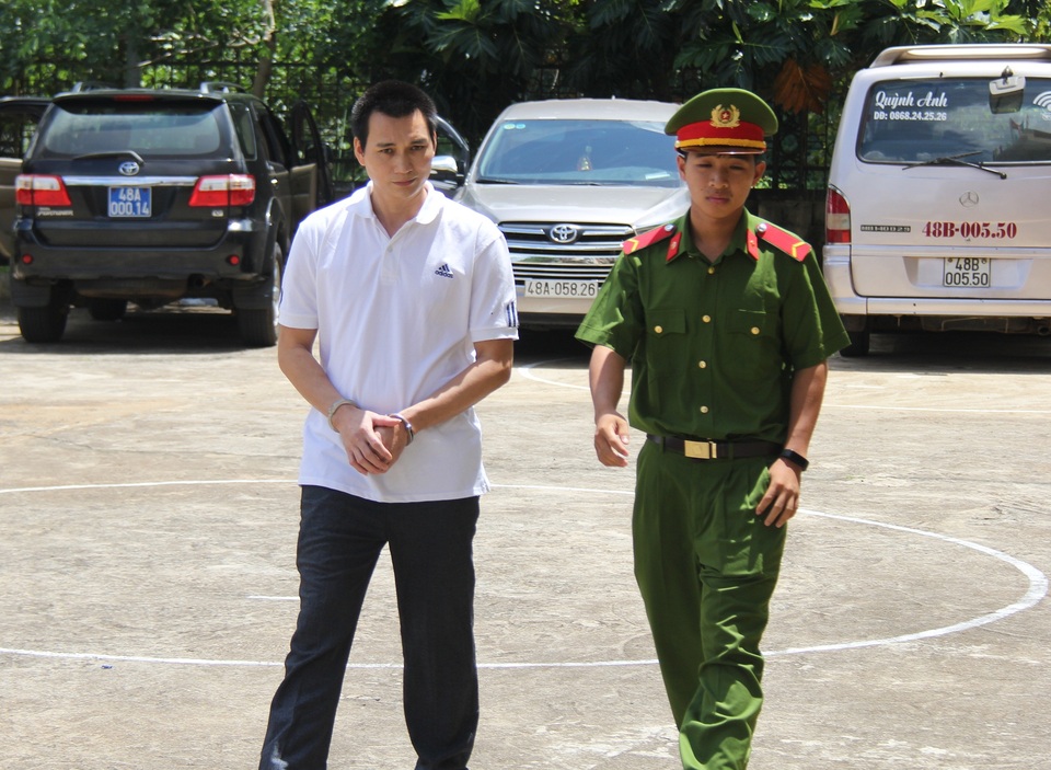 Nguyên cán bộ công an tỉnh chiếm đoạt cả tỷ đồng tiền chạy việc, làm giả hồ sơ - 1 Bị cáo Hùng (áo trắng) tại phiên tòa