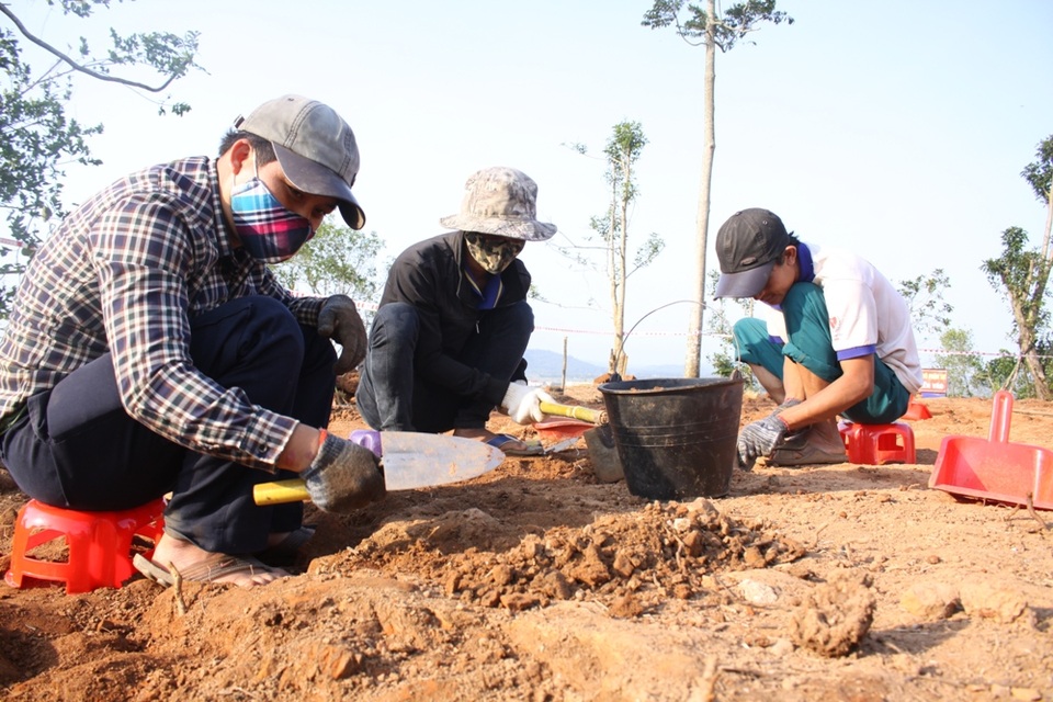 Quảng Ngãi: Phát hiện dấu tích kiến trúc Chămpa - 1
Công tác khai quật khảo cổ tháp Núi Bút đang được thực hiện khẩn trương.