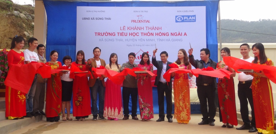 Chung tay khắc phục khó khăn cho giáo dục miền núi - 1 Đại diện Prudential và BGH nhà trường cắt bang khánh thành điểm trường tiểu học thôn Hồng Ngài A