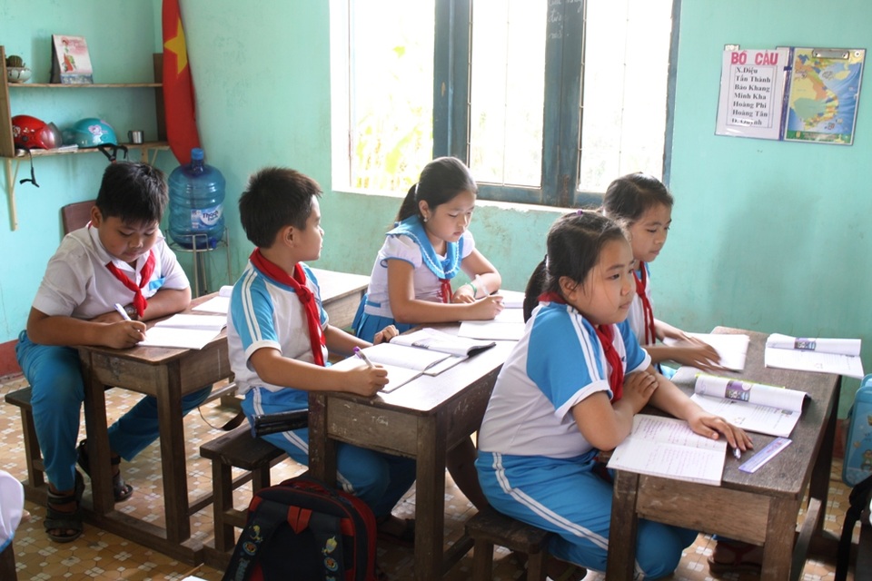 Học sinh trường chuẩn khổ vì bàn ghế... không đạt chuẩn - 1 Học sinh lớp 4 trường TH thị trấn Sông Vệ chật vật với cỡ bàn ghế dành cho học sinh lớp 1.