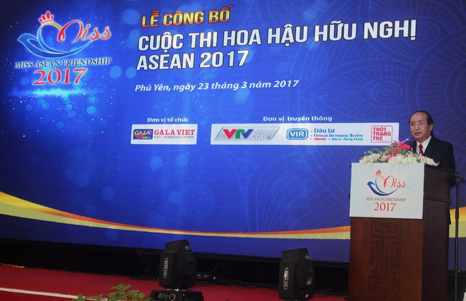 Ông Phan Đình Phùng, phó chủ tịch tỉnh Phú Yên vui mừng công bố nội dung dung cuộc thi