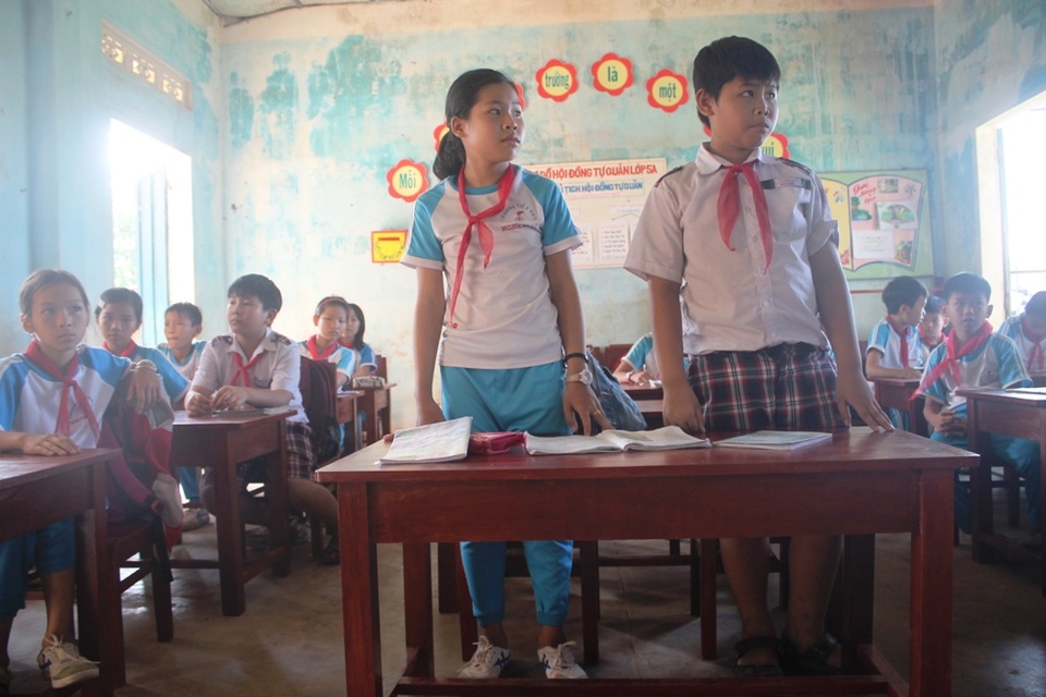 Số bàn ghế mới vẫn quá thấp so với các em học sinh lớp 5.