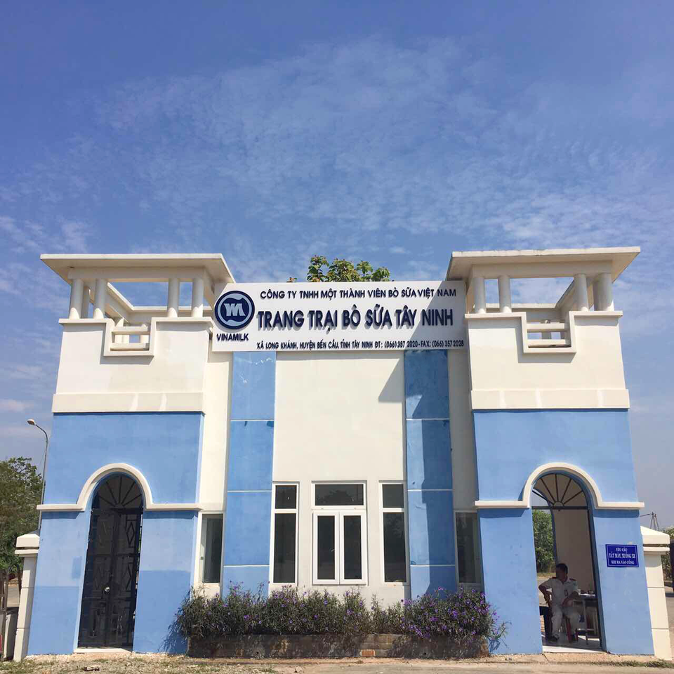 Vinamilk nhập hơn 2.000 con bò sữa cao sản từ Mỹ - 1 Cổng chính của trang trại Tây Ninh