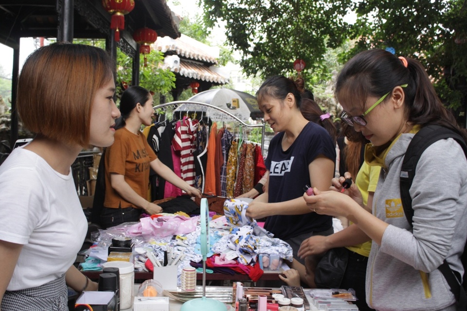 Phiên chợ "ảo", nghĩa tình thật ở Quảng Ngãi - 2
Các bạn trẻ đến với phiên chợ vừa để mua sắm món đồ yêu thích, vừa chung tay hỗ trợ những mảnh đời khó khăn.