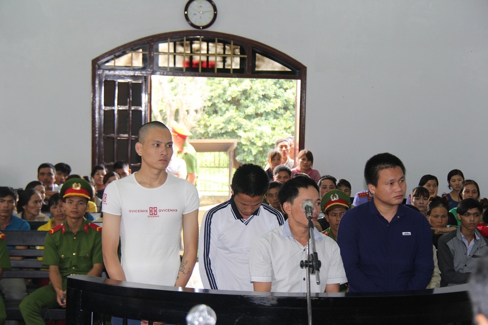 Ra tay chém chết người vì bảo dừng xe mà vẫn bỏ chạy - 1  Bị cáo Nam (ngoài cùng bên trái) và các bị cáo khác tai phiên tòa