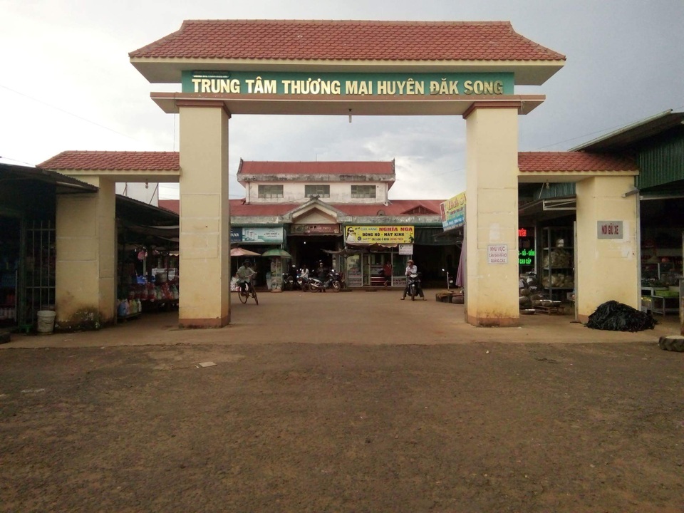 Xem phim “đen” rồi giở trò bậy với bé gái hàng xóm - 1
Chợ Đắk Song nơi xảy ra sự việc