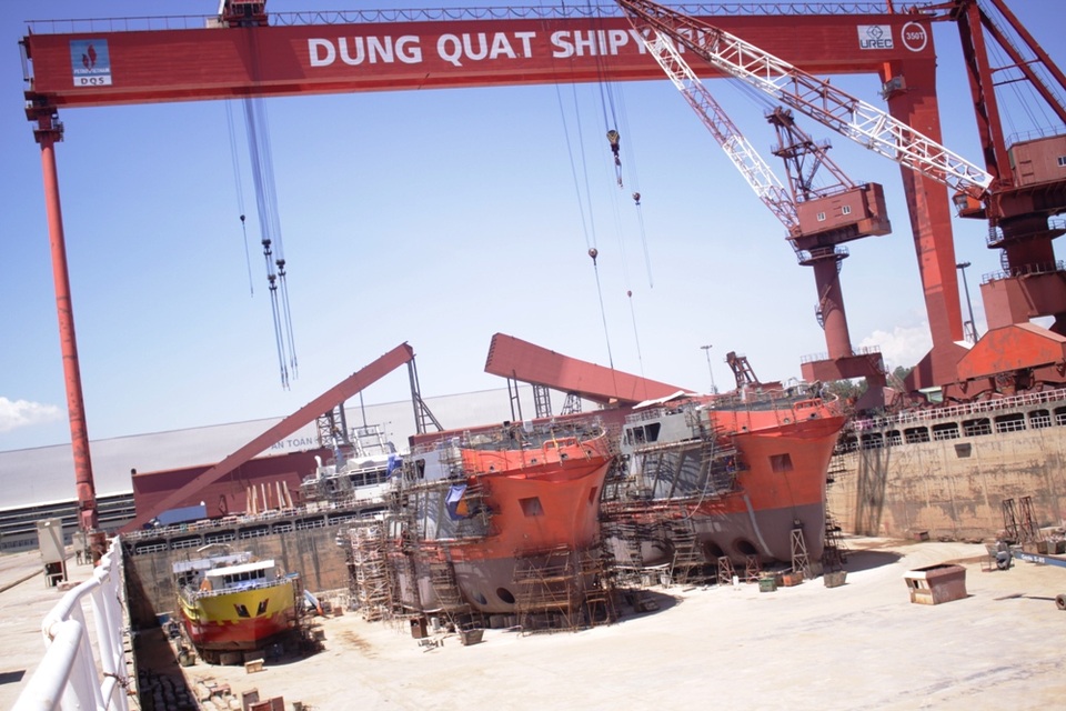 Gần 1.000 lao động hoang mang trước tin nhà máy đóng tàu Dung Quất có thể phá sản - 3
Công nhân nhà máy đóng tàu Dung Quất nỗ lực hoàn thành 3 con tàu trước khi số phận nhà máy được định đoạt.
