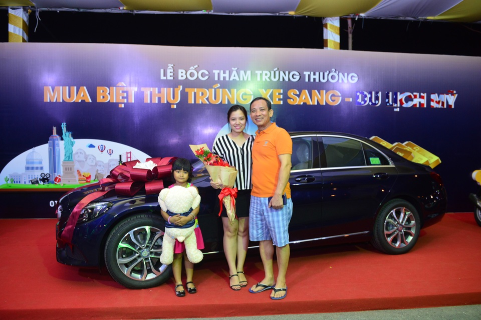 Mua biệt thự resort 8 tỷ gần chợ Bến Thành, lái xe Mercedes về nhà - 1 Khách hàng Nguyễn Minh Sơn cùng cháu gái bên chiếc xe Mercedes vừa trúng thưởng.