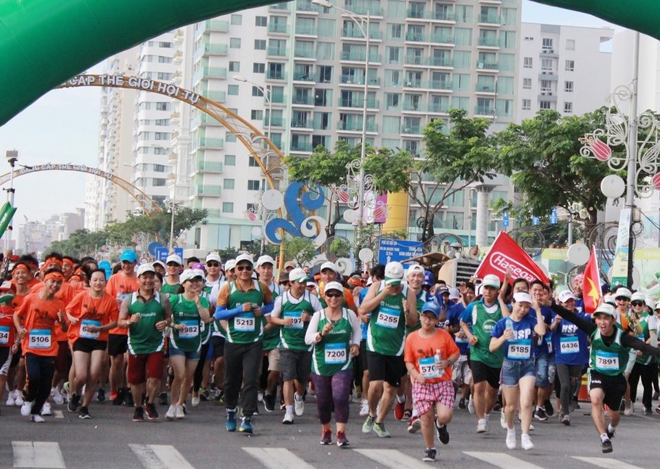 Sôi động đường đua marathon quốc tế Đà Nẵng 2017 - 1 Hành ngàn vận động viên cùng người dân và du khách tham dự đường đua marathon quốc tế Đà Nẵng 2017 vừa diễn ra trong ngày 6/8